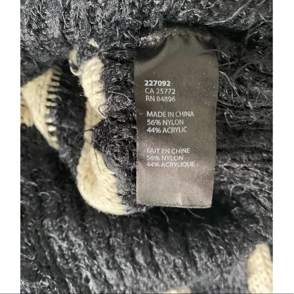 SOLD 🚫 Dex • Fuzzy thick black long sleeve shirt with cream design 🖤 - Picture 5 of 10